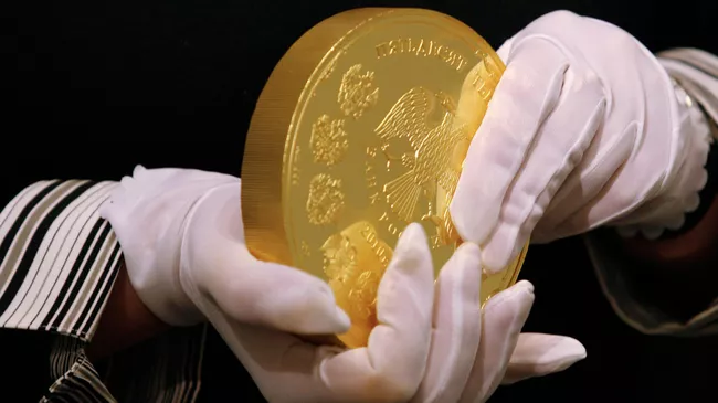 Золотая монета номиналом 50 тысяч рублей