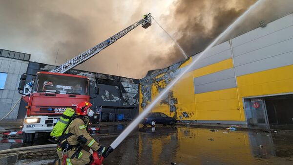 Ликвидация пожара в торговом центре в Варшаве