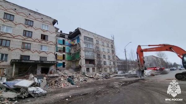 Разбор завалов после обрушения подъезда пятиэтажки в Печоре