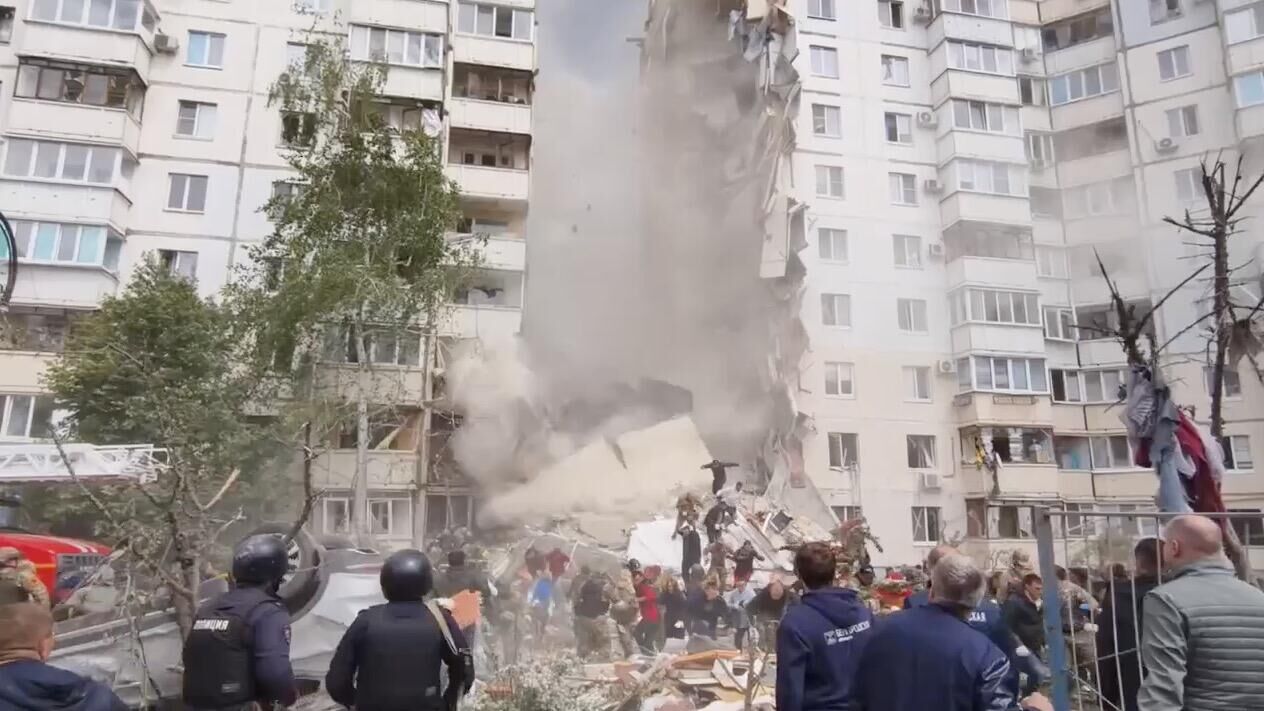 Момент обрушения крыши многоэтажки в Белгороде. Кадр видео - РИА Новости, 1920, 12.05.2024