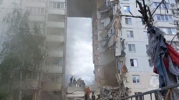 Спасательные работы на месте обрушения подъезда в Белгороде после украинского обстрела