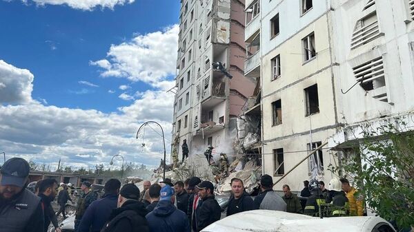 На месте обрушения подъезда в жилом доме в Белгороде в результате обстрела ВСУ