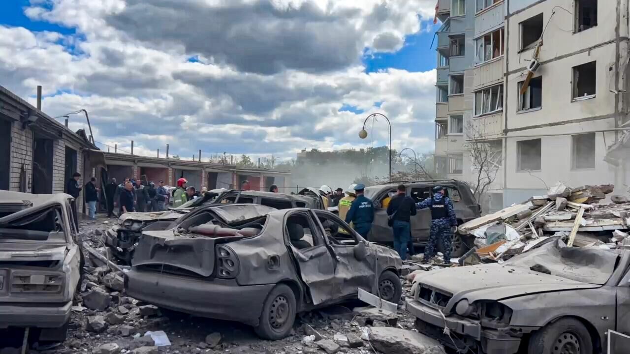 На месте обрушения подъезда в жилом доме в Белгороде в результате обстрела ВСУ - РИА Новости, 1920, 12.05.2024