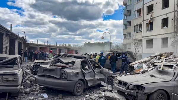На месте обрушения подъезда в жилом доме в Белгороде в результате обстрела ВСУ