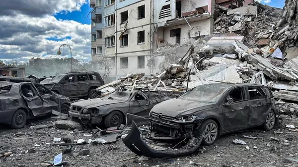 На месте обрушения подъезда в жилом доме в Белгороде в результате обстрела ВСУ На месте обрушения подъезда в жилом доме в Белгороде в результате обстрела ВСУ