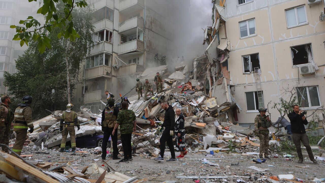 Из-под завалов дома в Белгороде достали двух погибших - РИА Новости,  12.05.2024