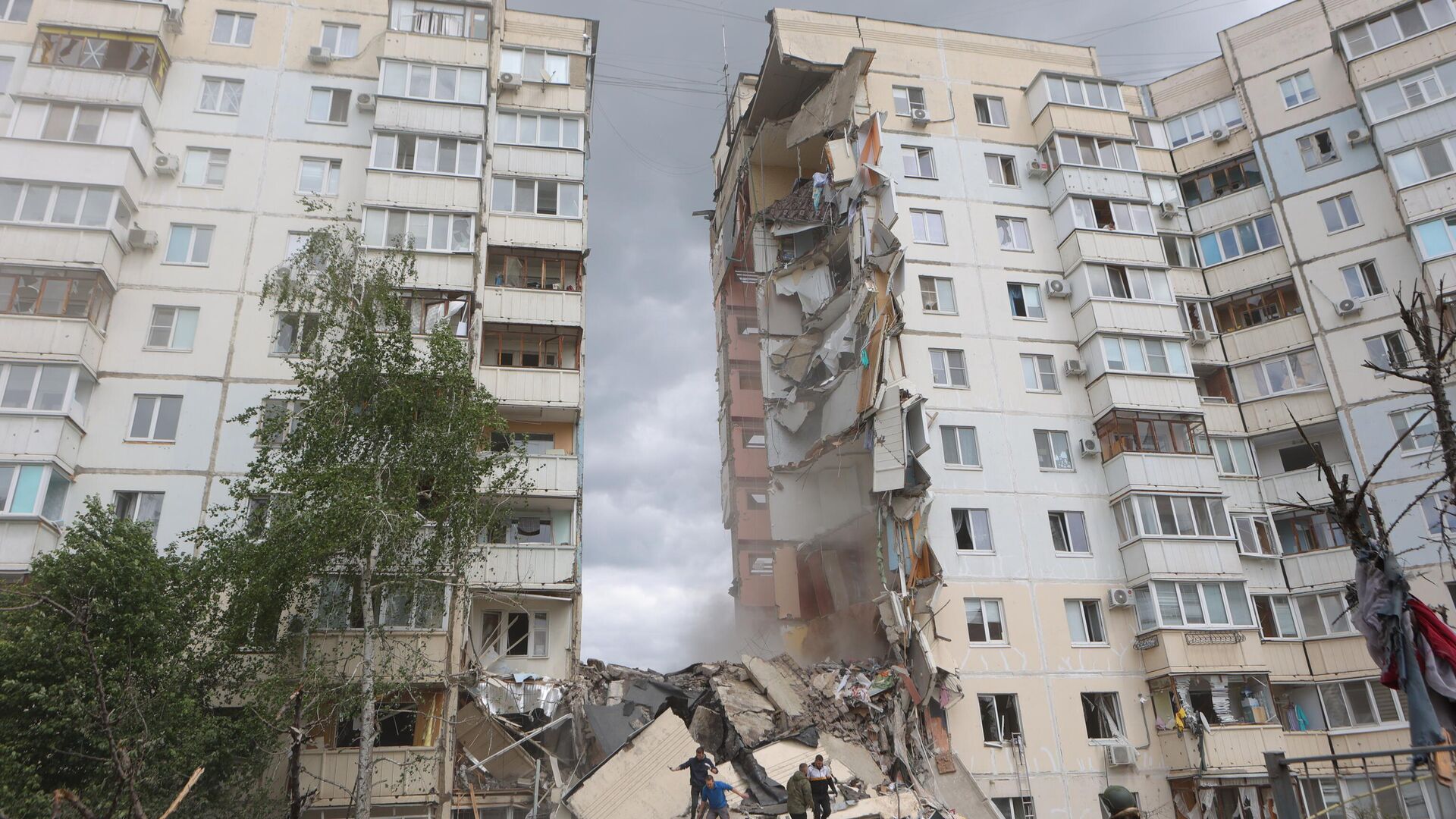 В Белгороде в результате обстрела ВСУ обрушился подъезд многоквартирного жилого дома - РИА Новости, 1920, 12.05.2024