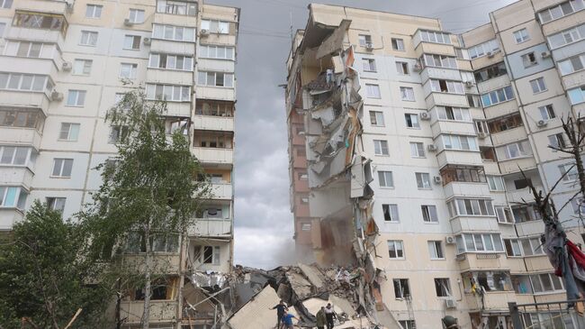 В Белгороде в результате обстрела ВСУ обрушился подъезд многоквартирного жилого дома