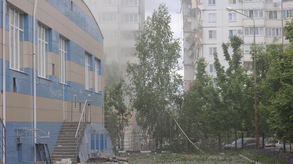 У места обрушения подъезда в жилом доме в Белгороде в результате обстрела ВСУ