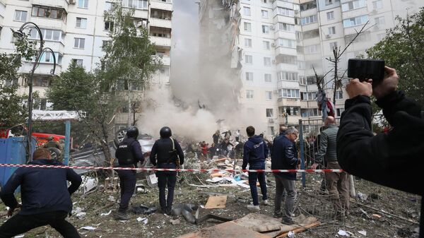 Разбор завалов на месте обрушения подъезда в жилом доме в Белгороде в результате обстрела ВСУ.