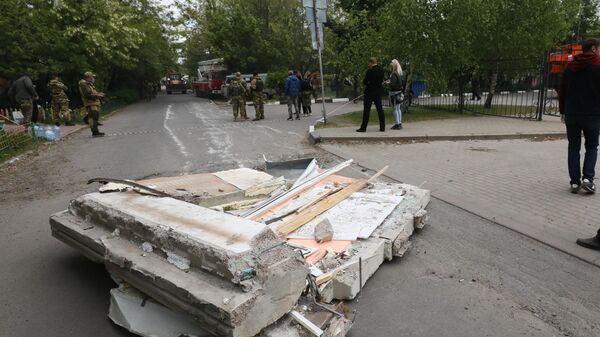 Обломок от здания на месте обрушения подъезда в жилом доме в Белгороде в результате обстрела ВСУ