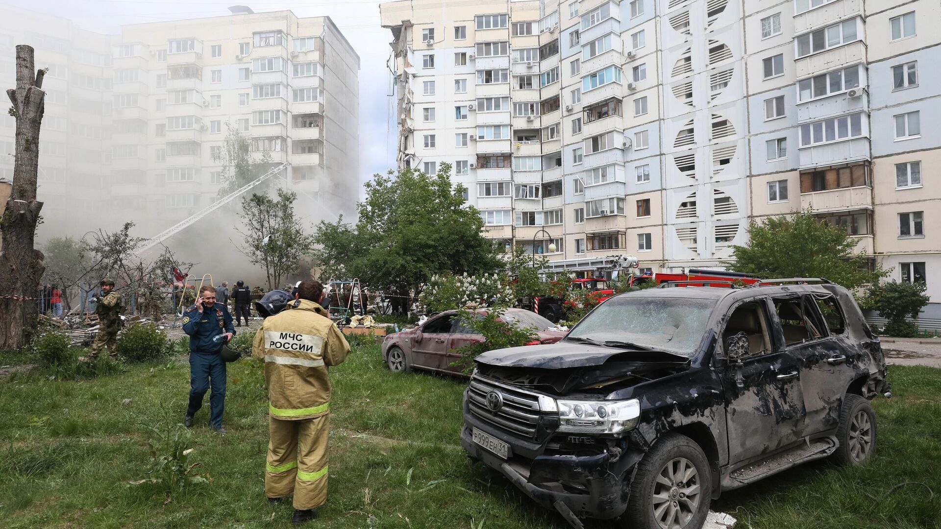 На месте обрушения подъезда в жилом доме в Белгороде в результате обстрела ВСУ - РИА Новости, 1920, 12.05.2024