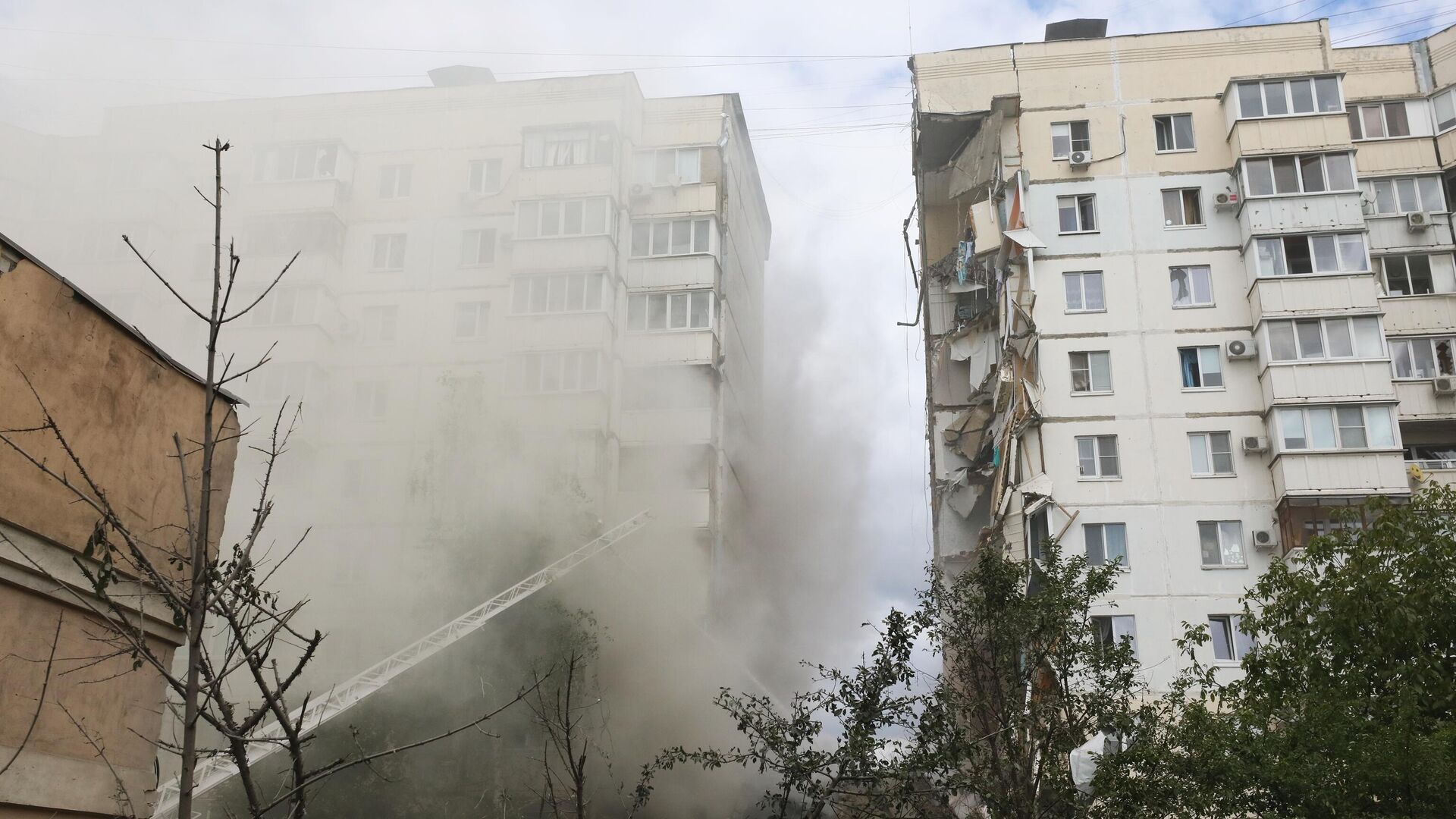 В Белгороде в результате обстрела ВСУ обрушился подъезд многоквартирного жилого дома - РИА Новости, 1920, 13.05.2024