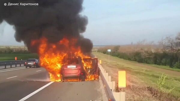 Кадры горящей машины депутата Думы Астраханской области Денис Харитонова