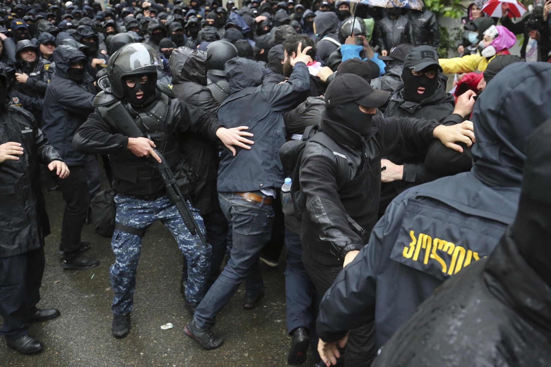 Сотрудники полиции и участники акции протеста против закона об иноагентах у парламента Грузии в Тбилиси - РИА Новости, 1920, 14.05.2024