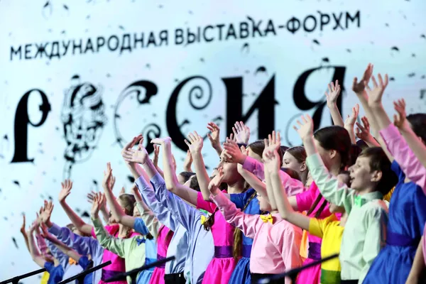 展覧会ロシア。青少年オペラプログラムとボリショイ劇場児童合唱団による大勝利の日のコンサート
