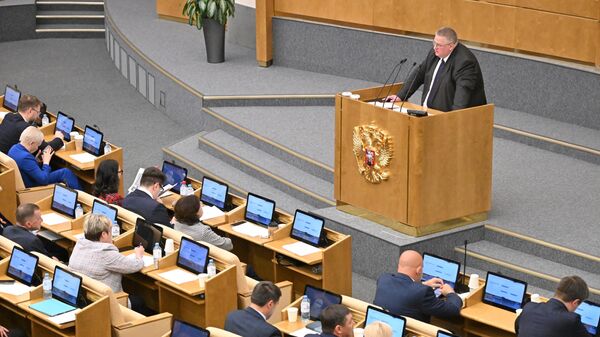 Исполняющий обязанности заместителя председателя правительства РФ Алексей Оверчук выступает на пленарном заседании Государственной Думы РФ