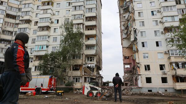 Поврежденный, после удара ВСУ, жилой 10-этажный дом на юго-западе Белгорода, где обрушился подъезд