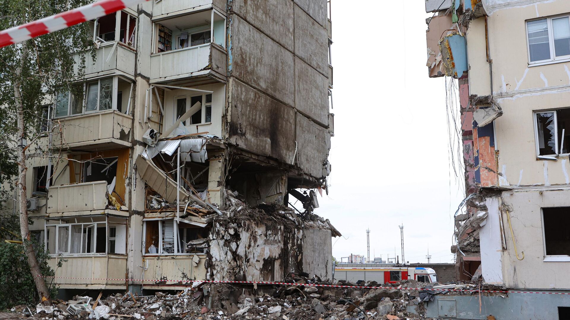 Поврежденный после удара ВСУ жилой 10-этажный дом на юго-западе Белгорода, где обрушился подъезд - РИА Новости, 1920, 14.05.2024