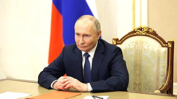 Владимир Путин во время совещания с постоянными членами Совета Безопасности