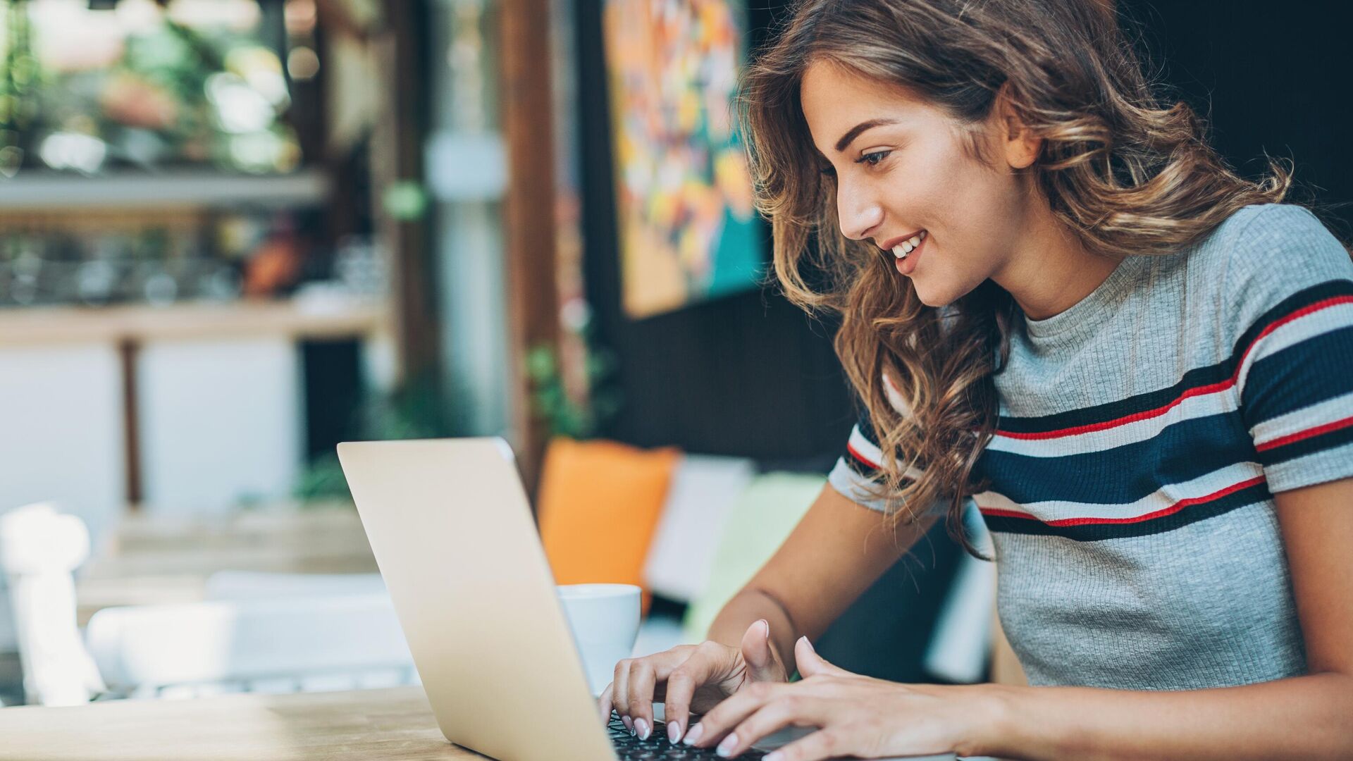 Девушка сидит за ноутбуком Девушка сидит за ноутбуком - РИА Новости, 1920, 17.12.2025