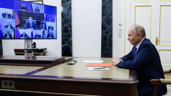 Президент РФ Владимир Путин проводит совещание с постоянными членами Совета безопасности РФ в режиме видеоконференции