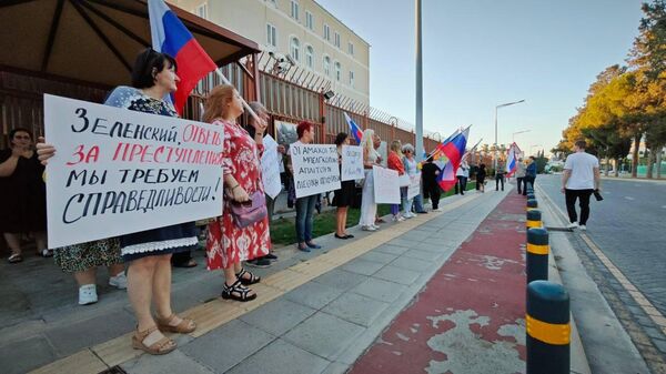 Митинг в память о погибших при теракте в Белгороде в Никосии возле здания посольства России на Кипре