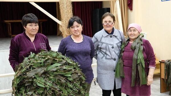 Астраханские пенсионеры изготовили более 150 маскировочных сетей для бойцов СВО