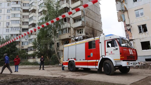 Пожарный автомобиль у обрушившегося жилого дома в Белгороде