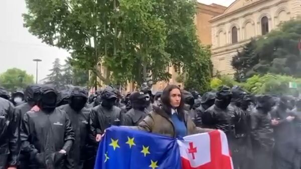 Правоохранители оттеснили демонстрантов от здания парламента Грузии