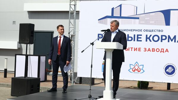 Губернатор Астраханской области Игорь Бабушкин во время открытия завода по производству рыбных кормов