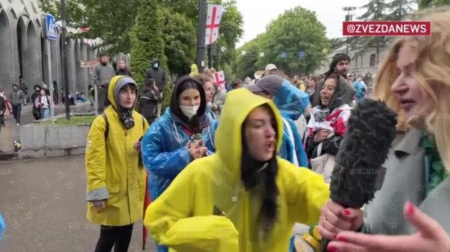 Митингующие в Тбилиси демонстранты напали на корреспондента телеканала Звезда