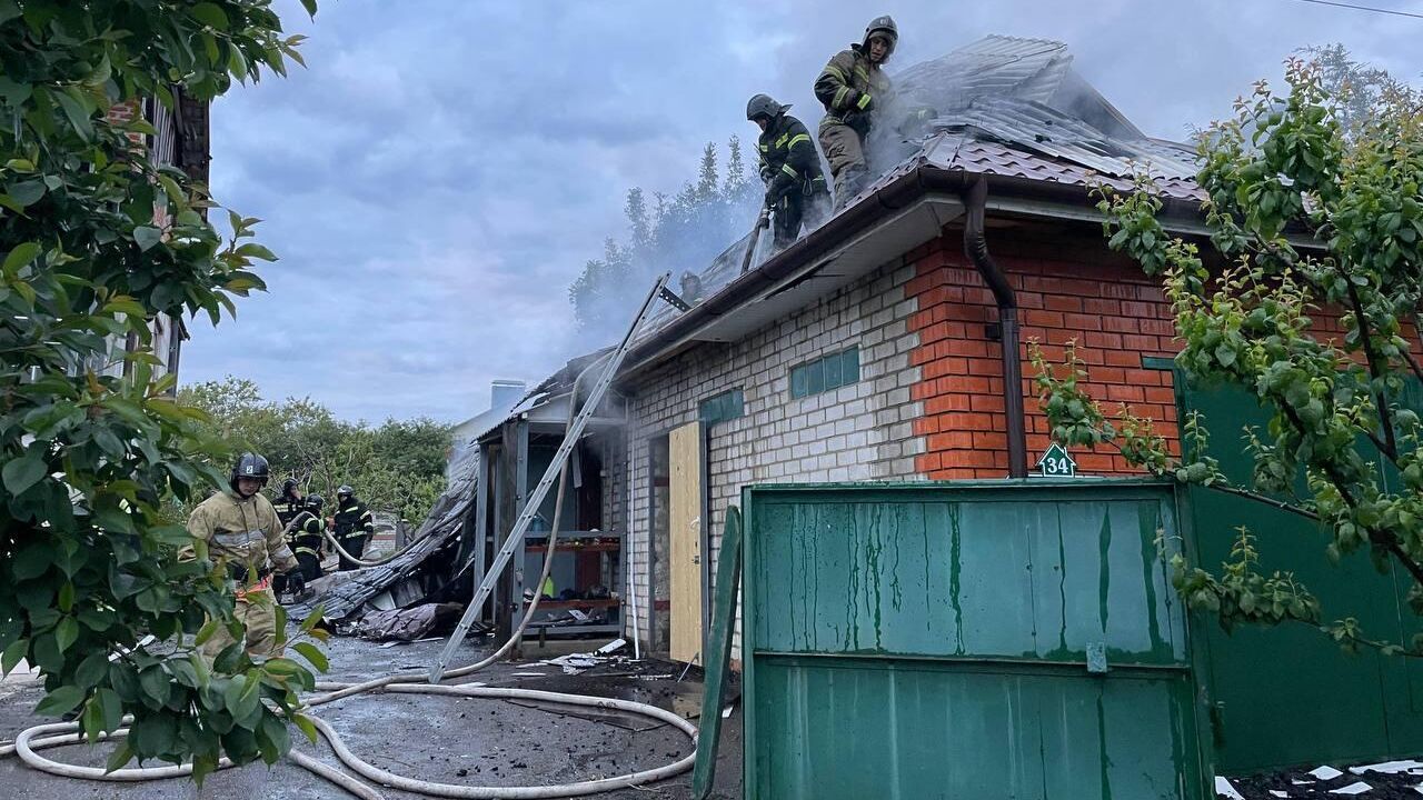 Последствия попадания снаряда в жилой дом в поселке Дубовое - РИА Новости, 1920, 26.05.2024