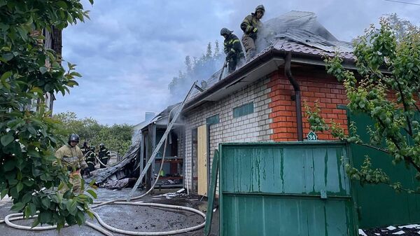 Последствия попадания снаряда в жилой дом в поселке Дубовое