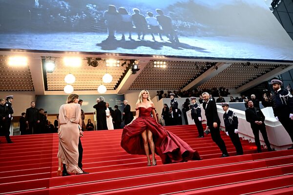 Немецкая модель Хайди Клум на красной дорожке Каннского кинофестиваля 