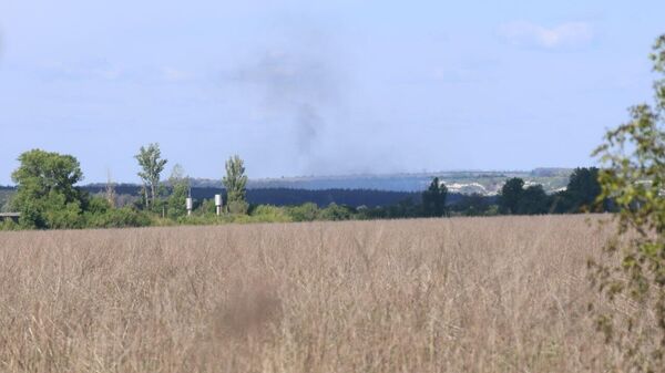 Дым на месте обстрела украинскими военными села Богдановское в Харьковской области