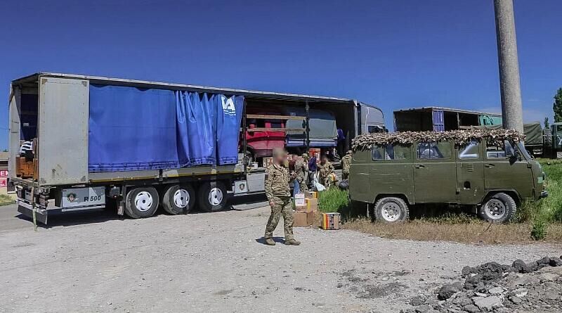 Гумпомощь и 30 автомобилей доставлены из Архангельской области в Скадовск - РИА Новости, 1920, 15.05.2024