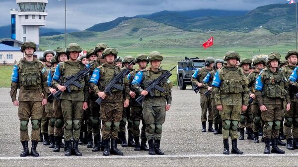 Военнослужащие миротворческого контингента ВС РФ на торжественной церемонии в городе Ходжалы, посвященной выводу российского миротворческого контингента из Карабахского экономического района