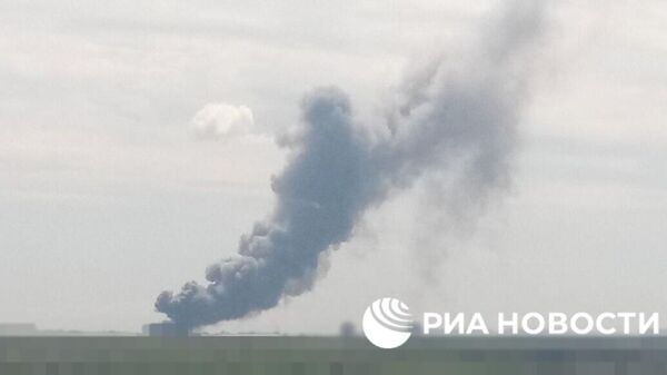 Дым на месте удара в Николаеве, 15 мая 2024 года