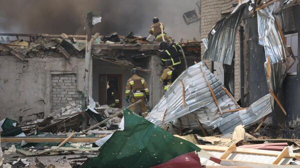 Украинские пожарные на месте удара в Николаеве