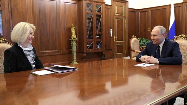 Президент РФ Владимир Путин проводит встречу с заместителем председателя правительства РФ Викторией Абрамченко. 15 мая 2024