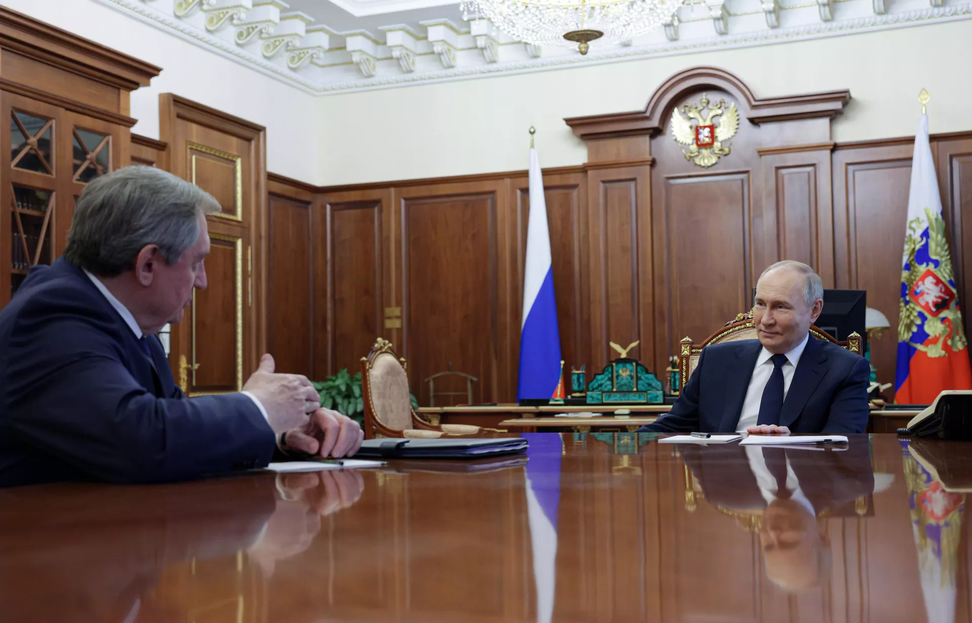 Президент РФ Владимир Путин и бывший министр энергетики РФ Николай Шульгинов во время встречи Президент РФ Владимир Путин и бывший министр энергетики РФ Николай Шульгинов во время встречи - РИА Новости, 1920, 15.05.2024