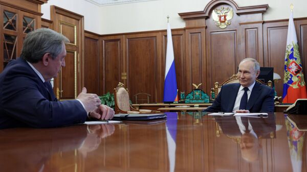 Президент РФ Владимир Путин и бывший министр энергетики РФ Николай Шульгинов во время встречи. 15 мая 2024