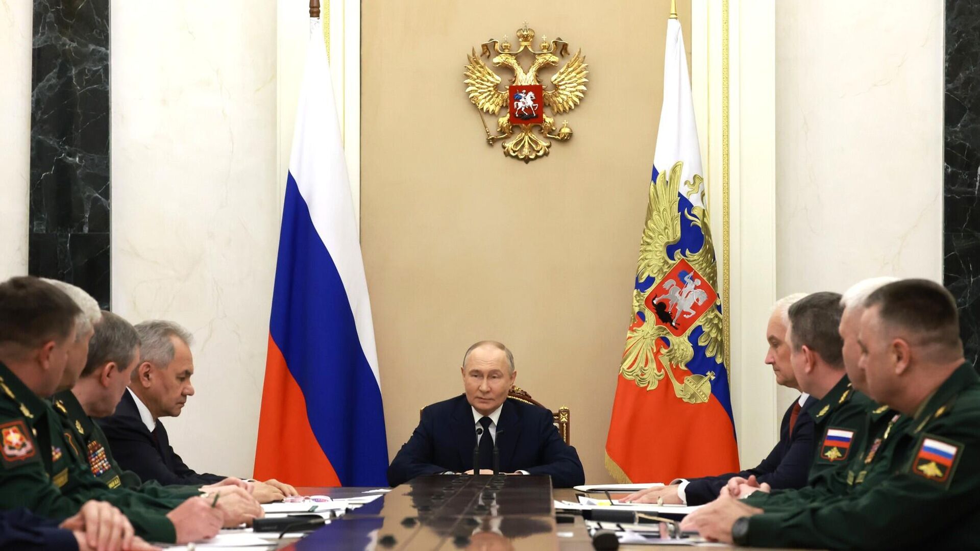 Президент Владимир Путин проводит встречу с командующими войсками военных округов - РИА Новости, 1920, 16.05.2024