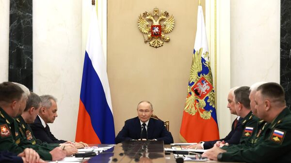 Владимир Путин проводит встречу с командующими войсками военных округов
