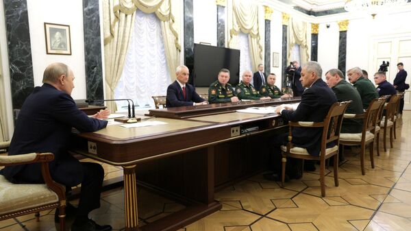 Президент Владимир Путин проводит встречу с командующими войсками военных округов