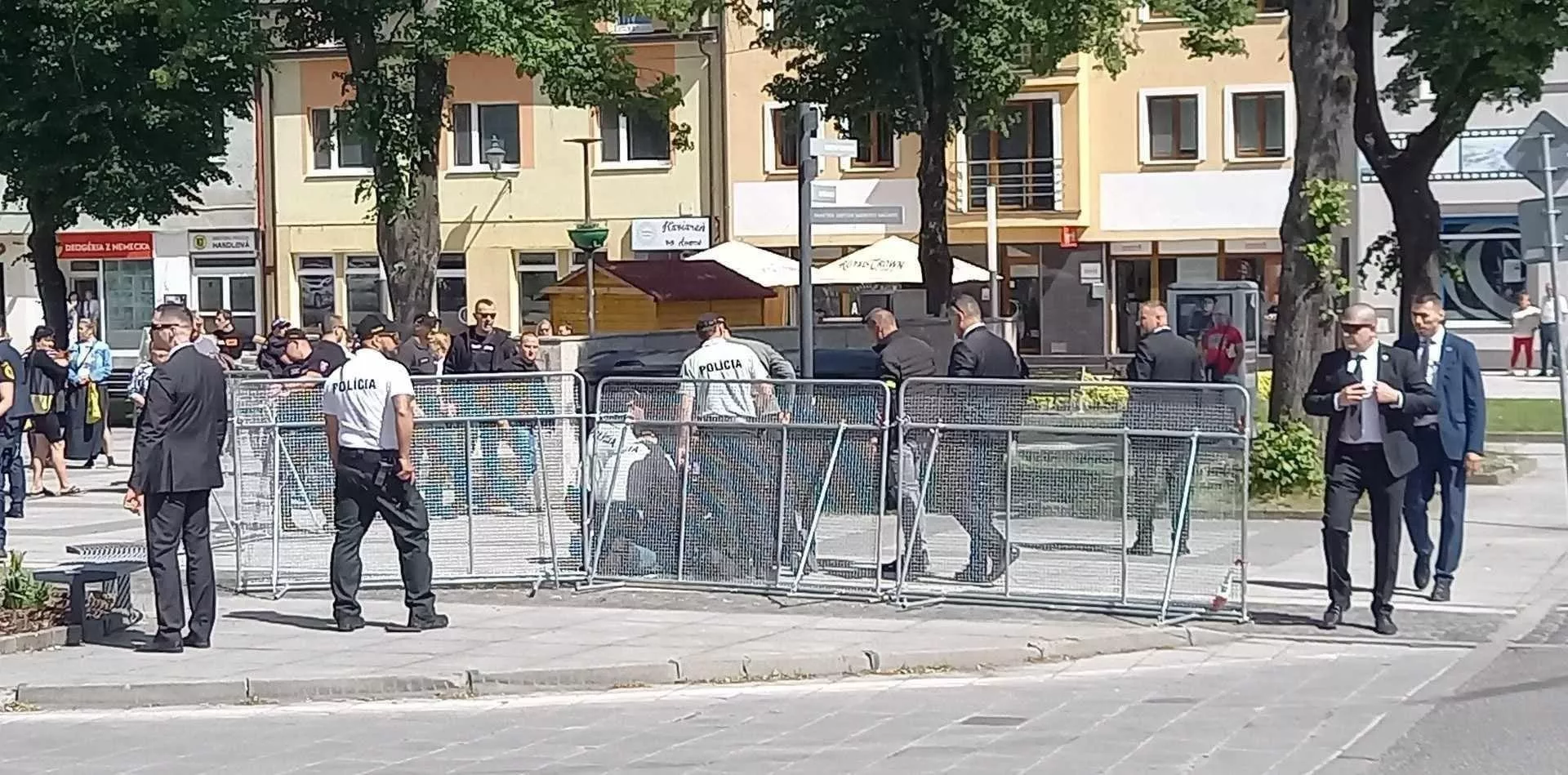 Полиция на месте нападения на премьер-министра Словакии Роберта Фицо Полиция на месте нападения на премьер-министра Словакии Роберта Фицо - РИА Новости, 1920, 15.05.2024
