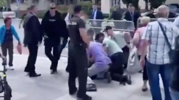 Кадр видео задержания нападавшего на премьер-министра Словакии Роберта Фицо