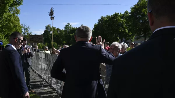 Премьер-министр Словакии Роберт Фицо разговаривает с людьми перед заседанием кабинета министров в городе Гандлова. 15 мая 2024 Премьер-министр Словакии Роберт Фицо разговаривает с людьми перед заседанием кабинета министров в городе Гандлова. 15 мая 2024
