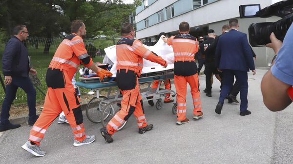 Раненного премьер-министра Роберта Фицо доставляют в больницу в Банска-Бистрице